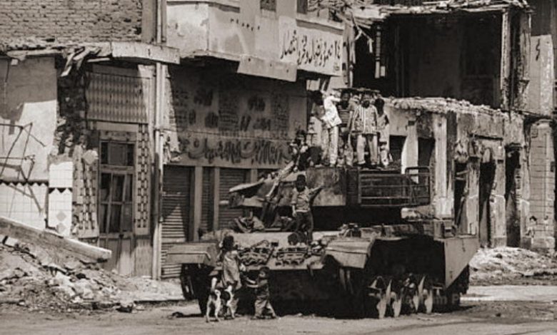 صورة لإحدي دبابات العدو الإسرائيلي مدمرة اثناء معركة السويس 1973 EN: Destroyed Israeli tanks and APCs During the battle of Suez Oct 1973